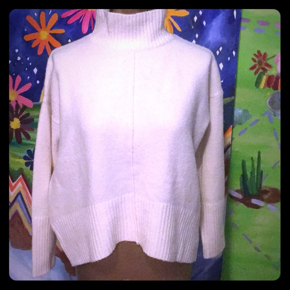 Romeo & Juliet Couture Sweaters - Romeo and Juliet Couture cropped oversized sweater